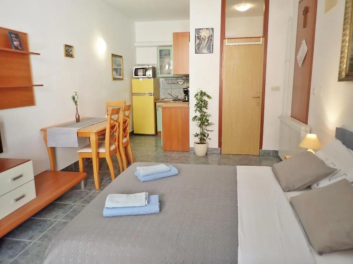 Apartment Blue Ivy Near The Beach Jasenice